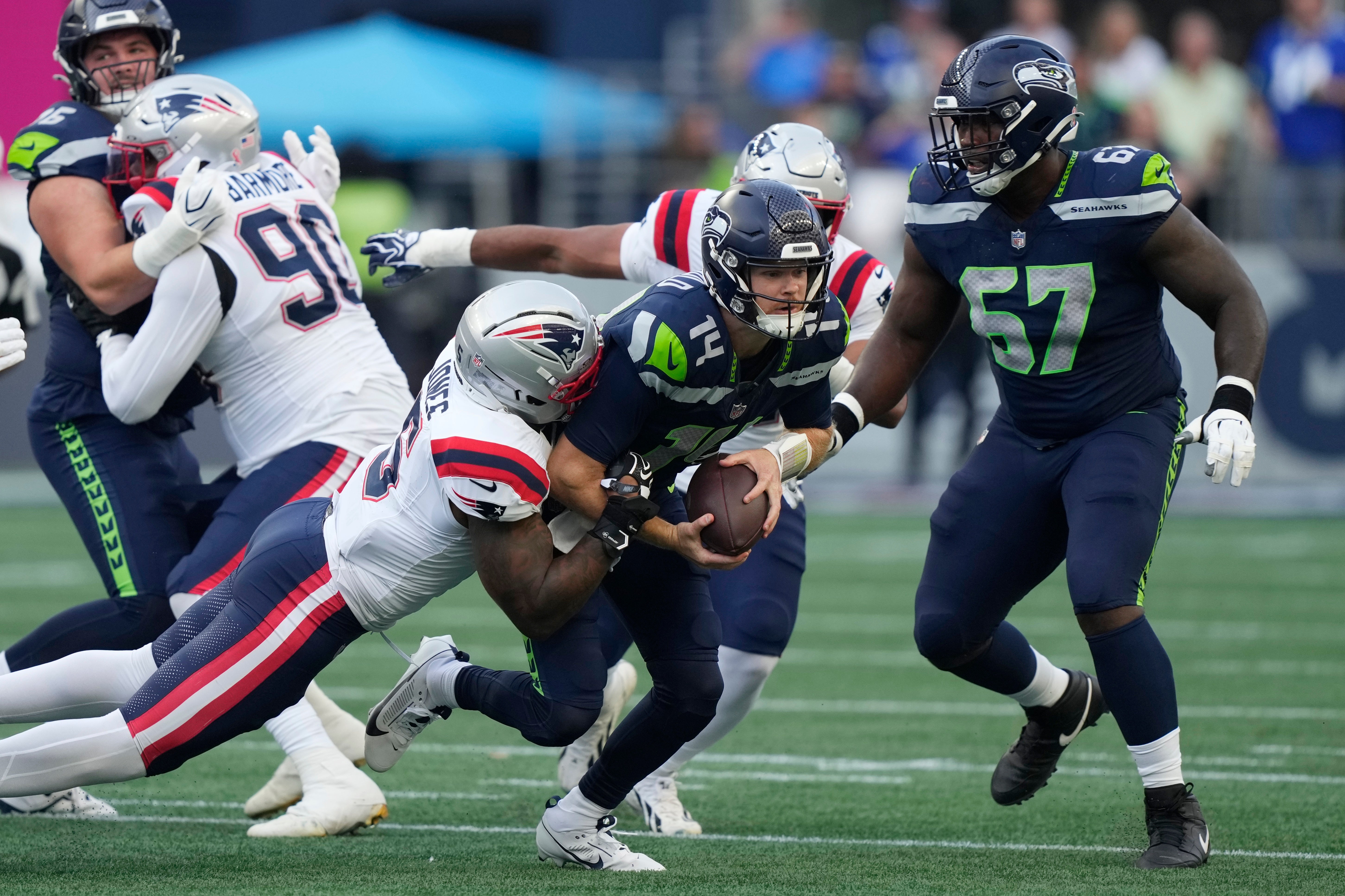 Sam Darnold se lesiona la cadera en la 1ra serie de Seahawks y queda fuera del partido