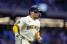 Henderson y Yelich guían a Cerveceros para completar barrida ante Cachorros
