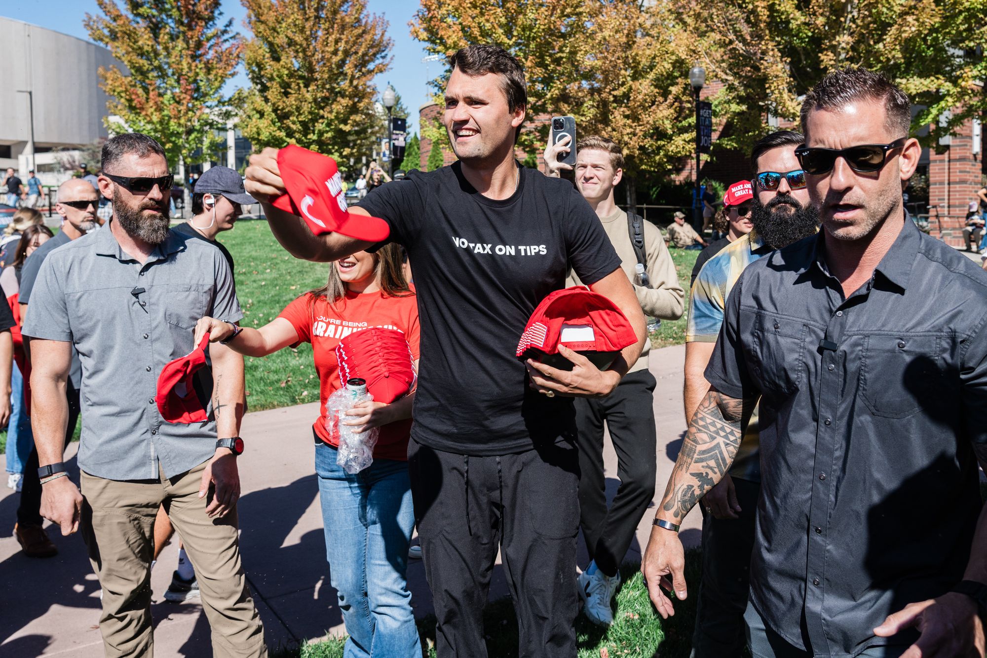 Los estudiantes de la Universidad de Utah Valley siguen divididos un año después del asesinato de Charlie Kirk. La institución suspendió las clases este jueves para miles de alumnos con el fin de “brindar tiempo y espacio para la reflexión, el servicio y la conexión” en el aniversario de su muerte
