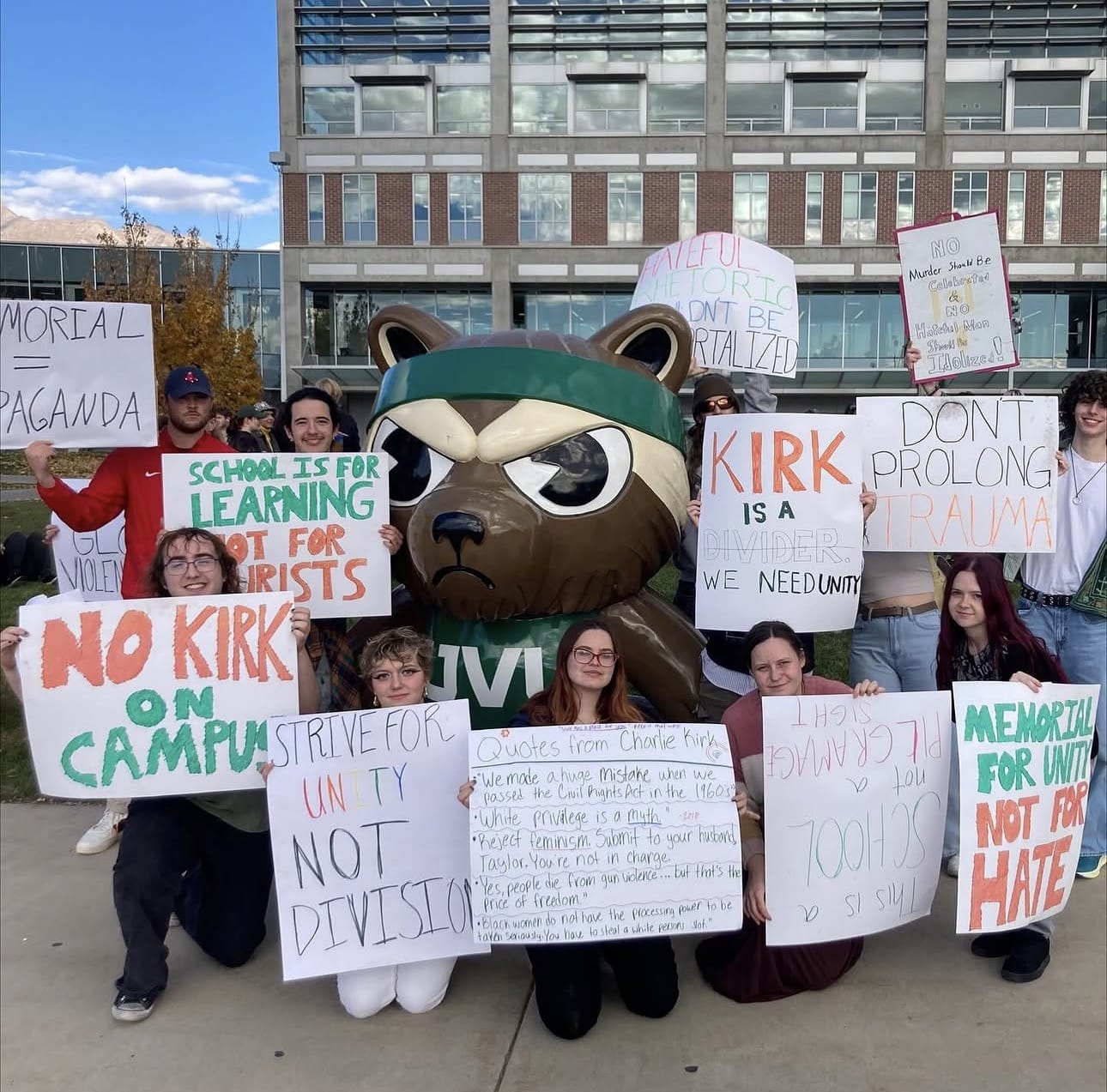 El grupo Estudiantes por una Sociedad Democrática de la UVU condenó tanto el homenaje como la suspensión de las clases y calificó el acto conmemorativo como un “evento político de extrema derecha”
