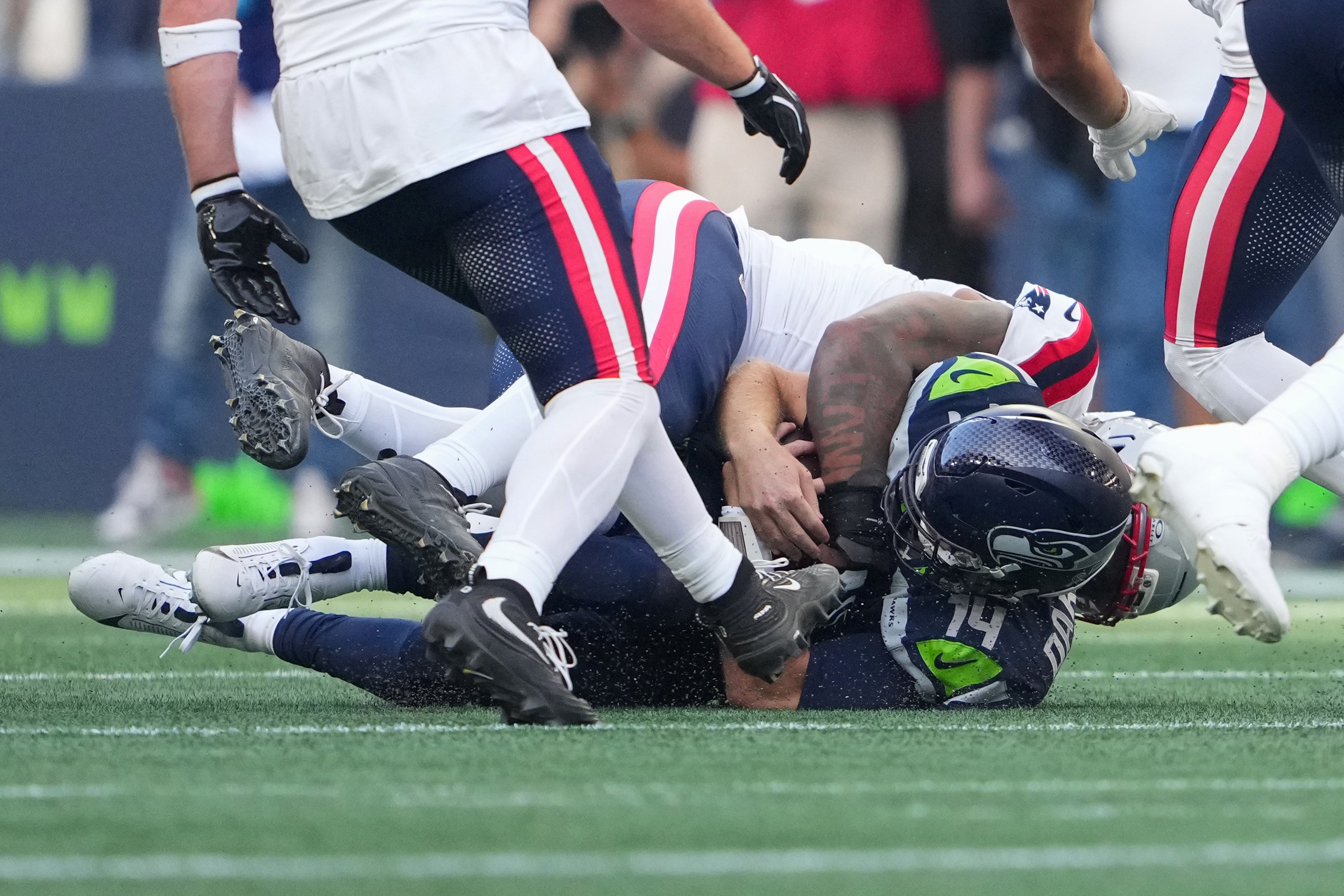 QB de Seahawks Sam Darnold con lesión muscular y en duda para el próximo juego de Seattle
