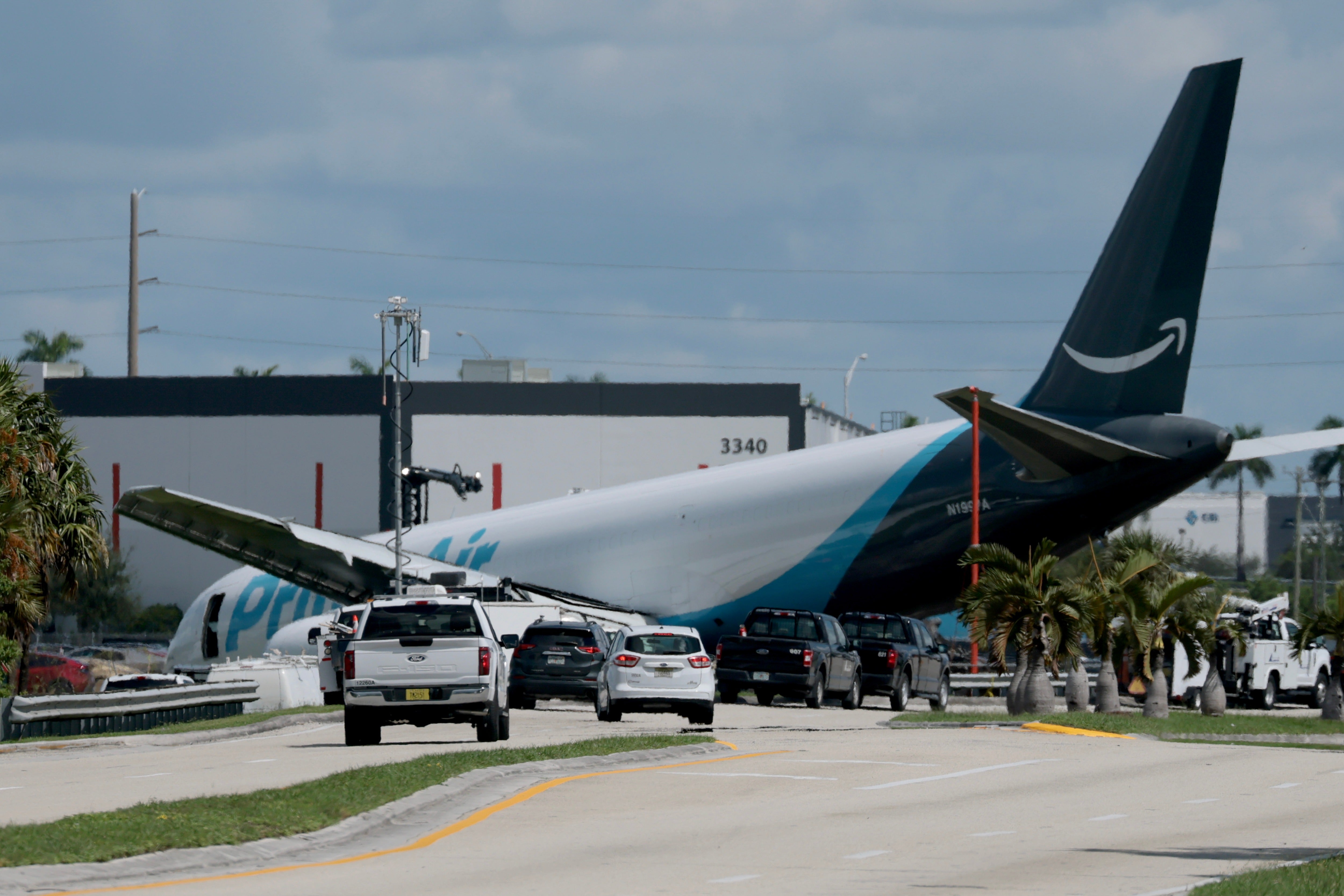 El avión se salió de la pista unos 396 metros, chocó contra la camioneta y, a continuación, contra un todoterreno, antes de incendiarse