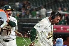Donovan Walton pega jonrón de 2 carreras en la 10ma y Atléticos superan 6-5 a Marineros