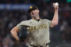 Ray llega a 100 triunfos; Padres resisten para vencer a Gigantes y conservan ventaja de comodín