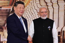 Modi y Xi buscan restablecer lazos India-China al reunirse al margen de los BRICS