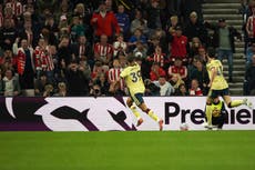 Arsenal se despega en la cima de la Liga Premier, mientras que el Liverpool y Chelsea tropiezan