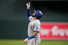 Rangers anotan 6 en el 5to inning para vencer 6-2 a Diamondbacks y seguir en la pelea