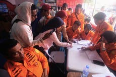 Continúa la búsqueda de unas 130 personas tras el naufragio de un ferry en Indonesia