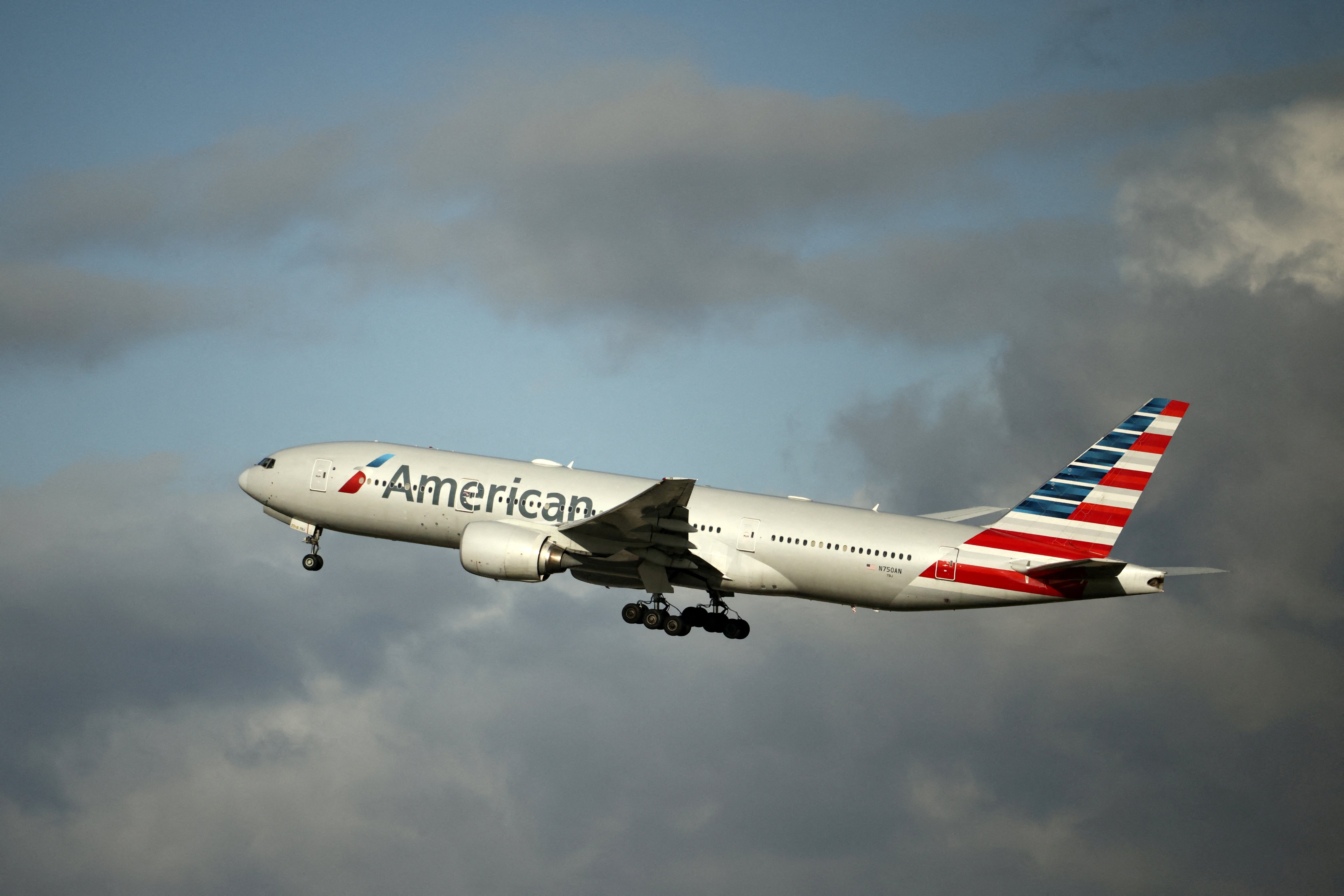 Una pasajera de un vuelo de American Airlines entre Baltimore y Miami fue detenida tras desnudarse presuntamente y empezar a comportarse de forma indecente delante de otros viajeros
