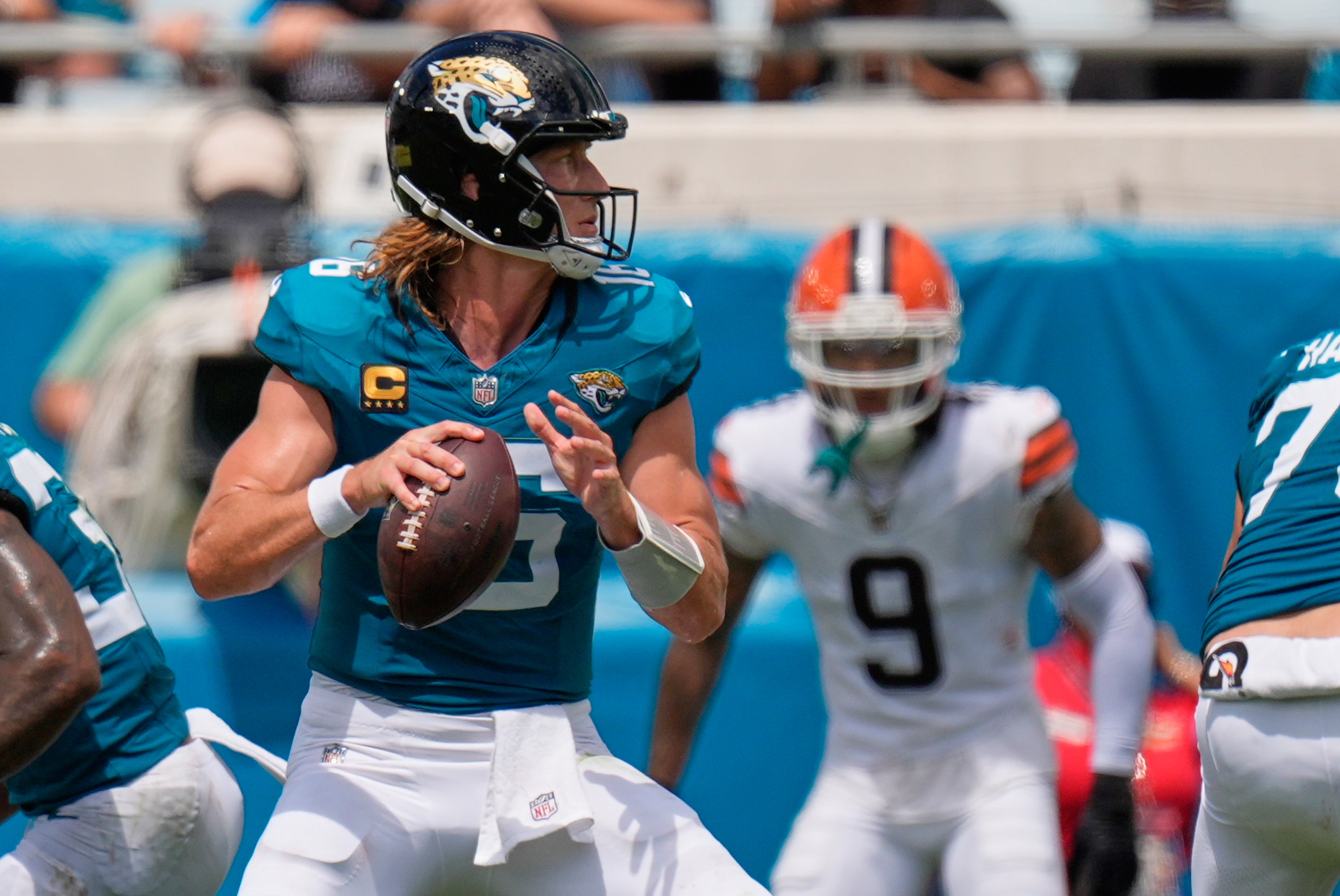 Trevor Lawrence lanza 4 pases de TD y Jaguars aplastan por 34-10 a Browns en su debut de temporada