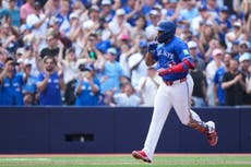 Guerrero conecta 4 hits, incluido su primer jonrón en casa, y Azulejos aplastan 8-1 a Orioles