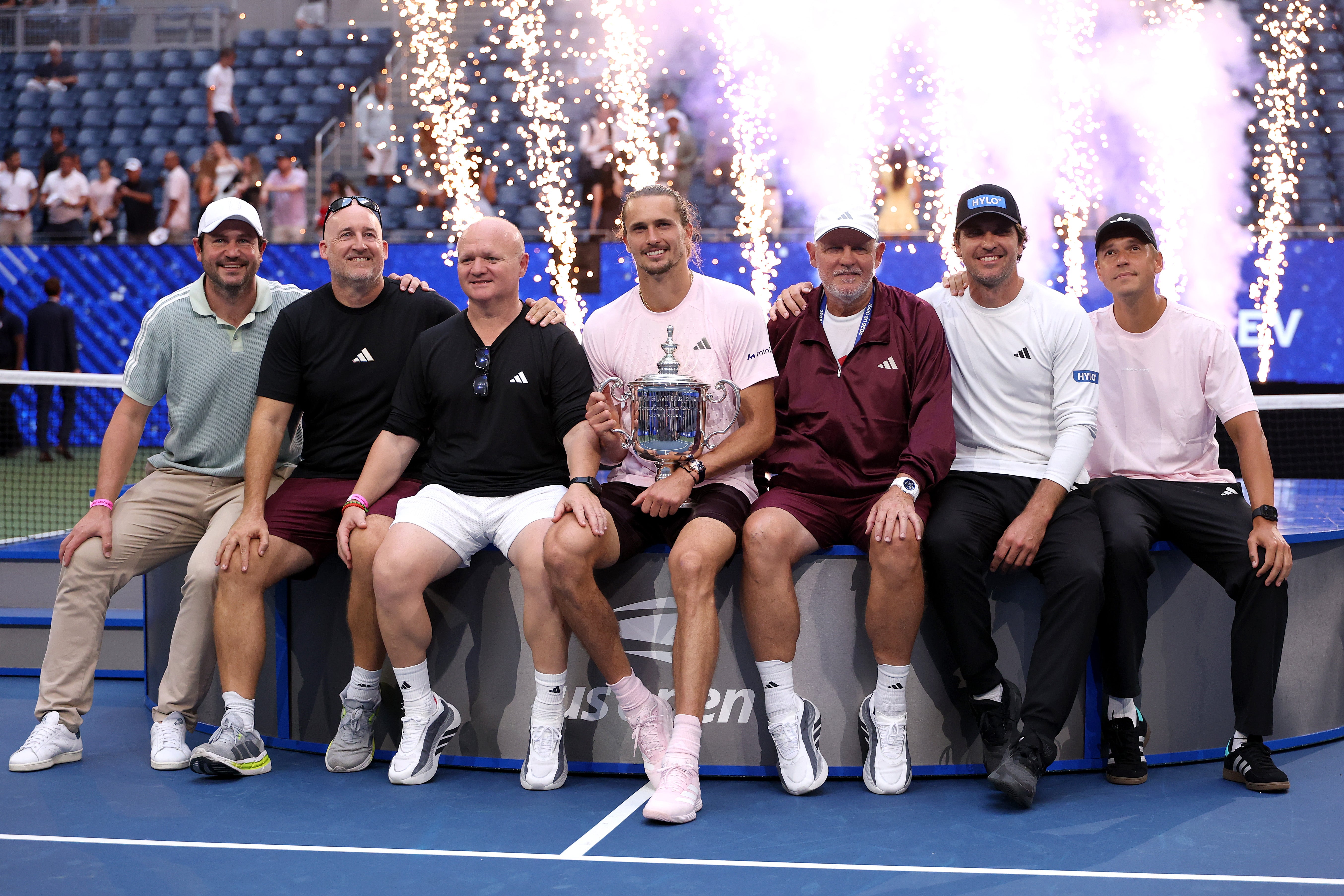 Alexander Zverev posa con el trofeo junto a sus entrenadores tras derrotar a Ben Shelton