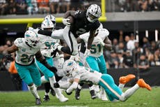 Cousins llega a 301 pases de anotación y enciende a los Raiders en un triunfo 27-13 ante Dolphins