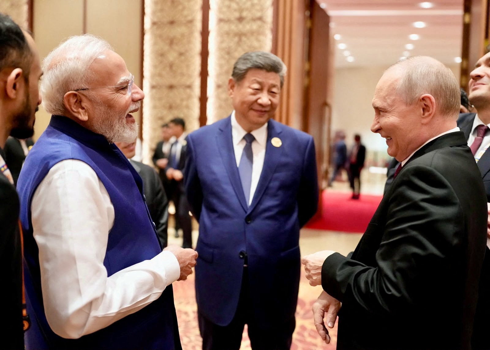 El primer ministro de India, Narendra Modi, junto al líder chino Xi Jinping y el presidente ruso Vladimir Putin durante la cumbre de los BRICS en Delhi