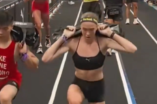 Atleta de Hyrox cede su victoria tras defecar en plena competencia