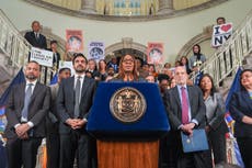 EEUU: Presentan demanda por norma de Trump que negaría green cards a quienes pidan ayuda pública