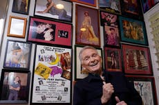 Muere Bob Mackie, diseñador de estrellas que vistió a Cher y Marilyn y definió el glamour de los 70