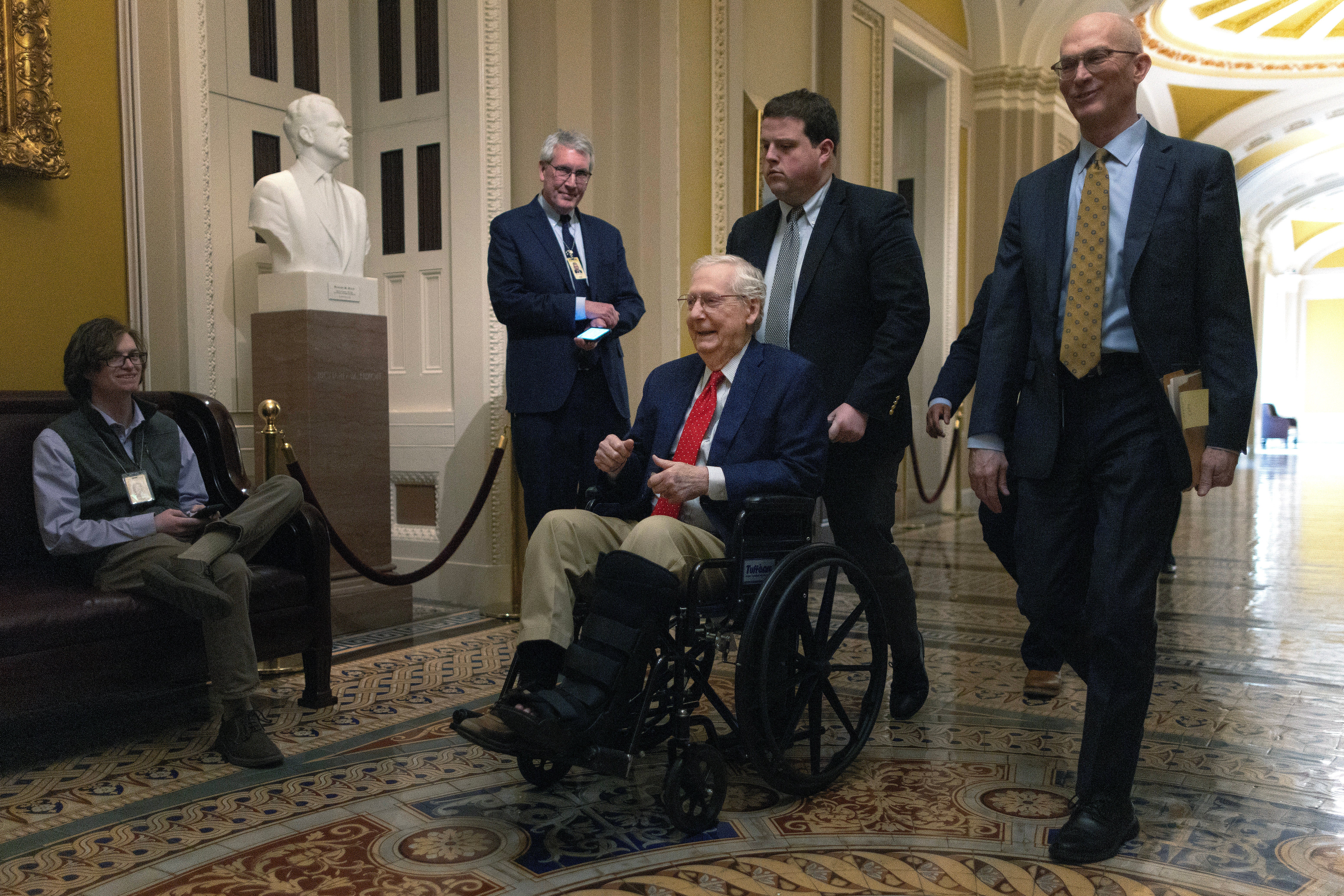 McConnell, visto aquí en 2025, fue visto con frecuencia en silla de ruedas en el Capitolio durante el último año. El senador padeció polio durante su infancia