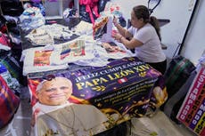 Peruana imprime camisetas por visita de papa León a Perú y diseña una banderola por su cumpleaños