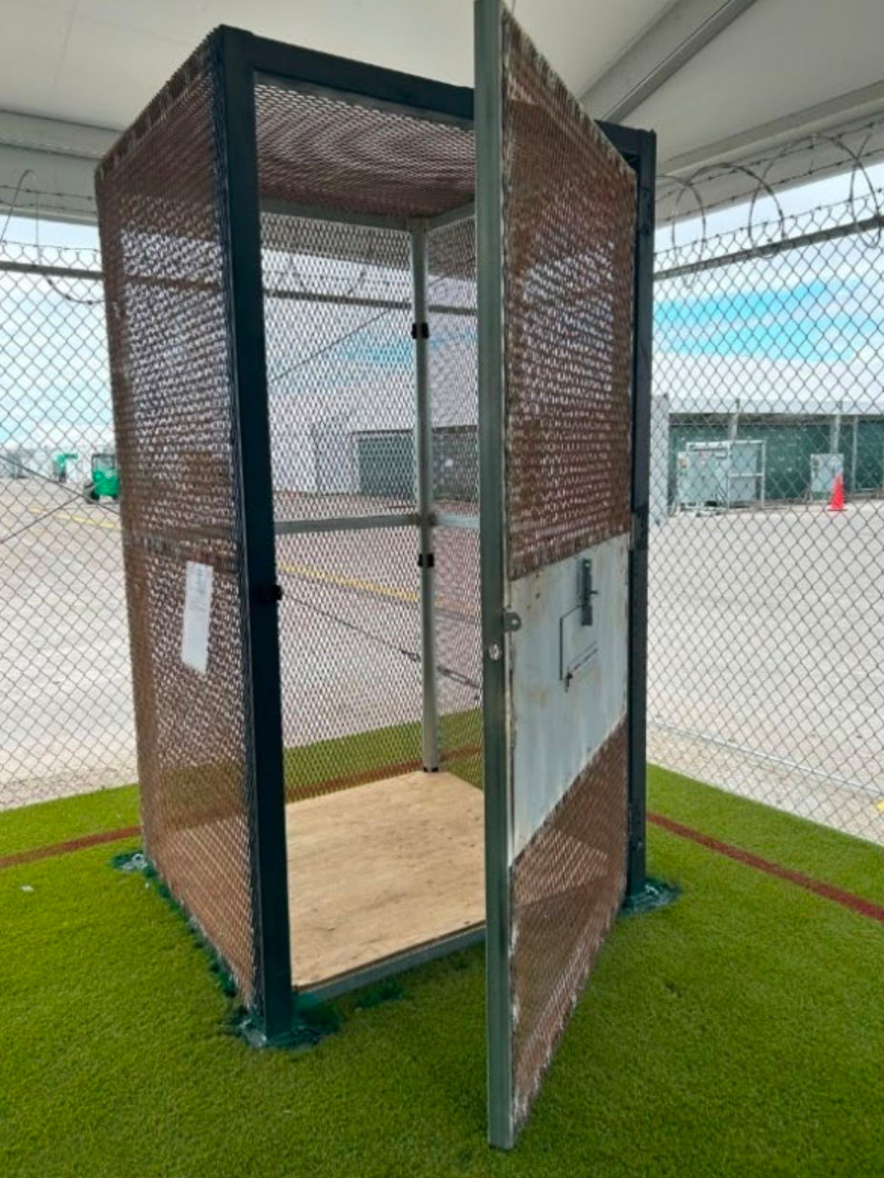 Detenidos en Alcatraz de los Caimanes estuvieron en pequeñas jaulas metálicas, dice informe federal