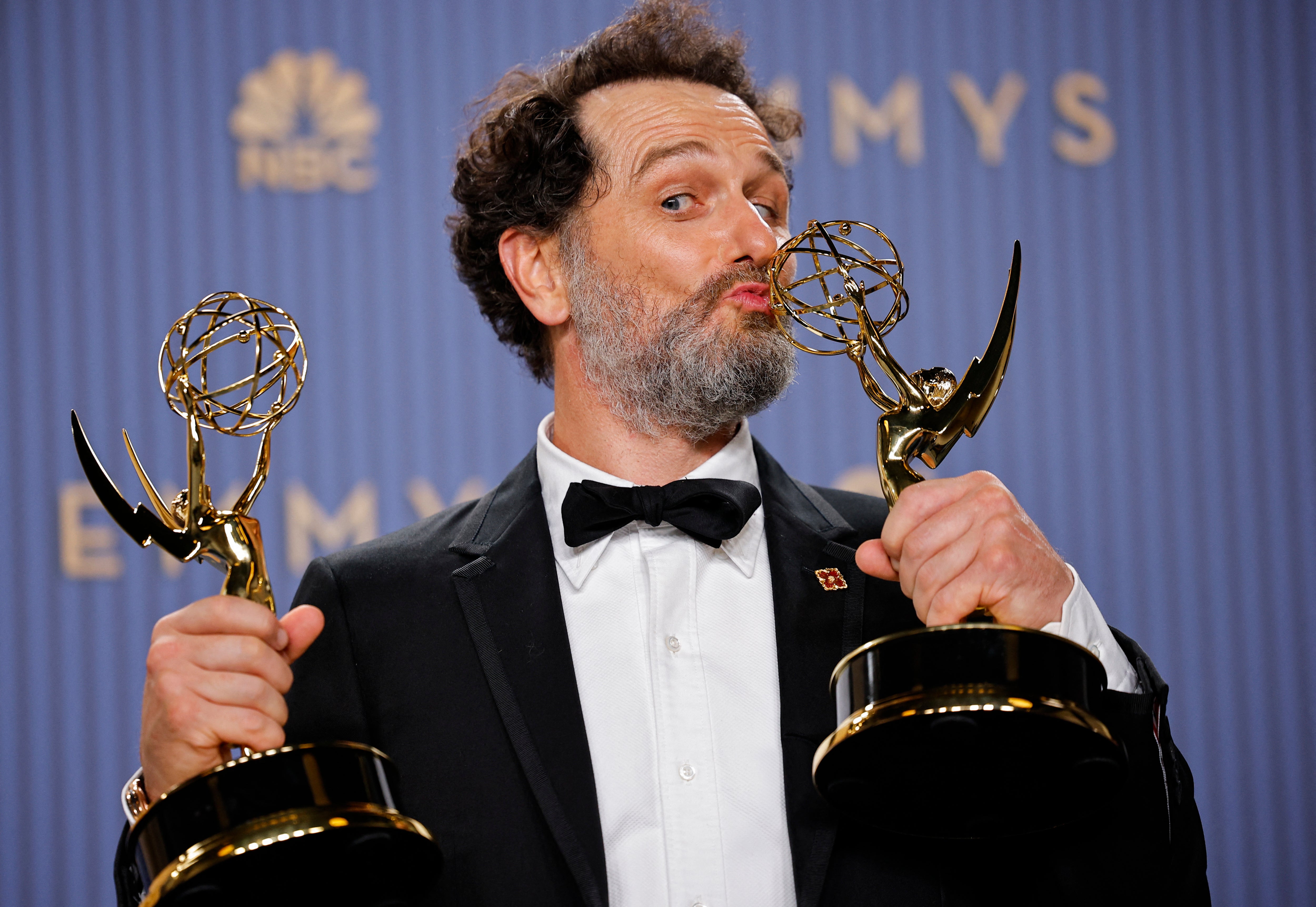 Matthew Rhys se convirtió en el primer actor en la historia de los Emmy en ganar en dos categorías diferentes de actor protagonista en una misma noche