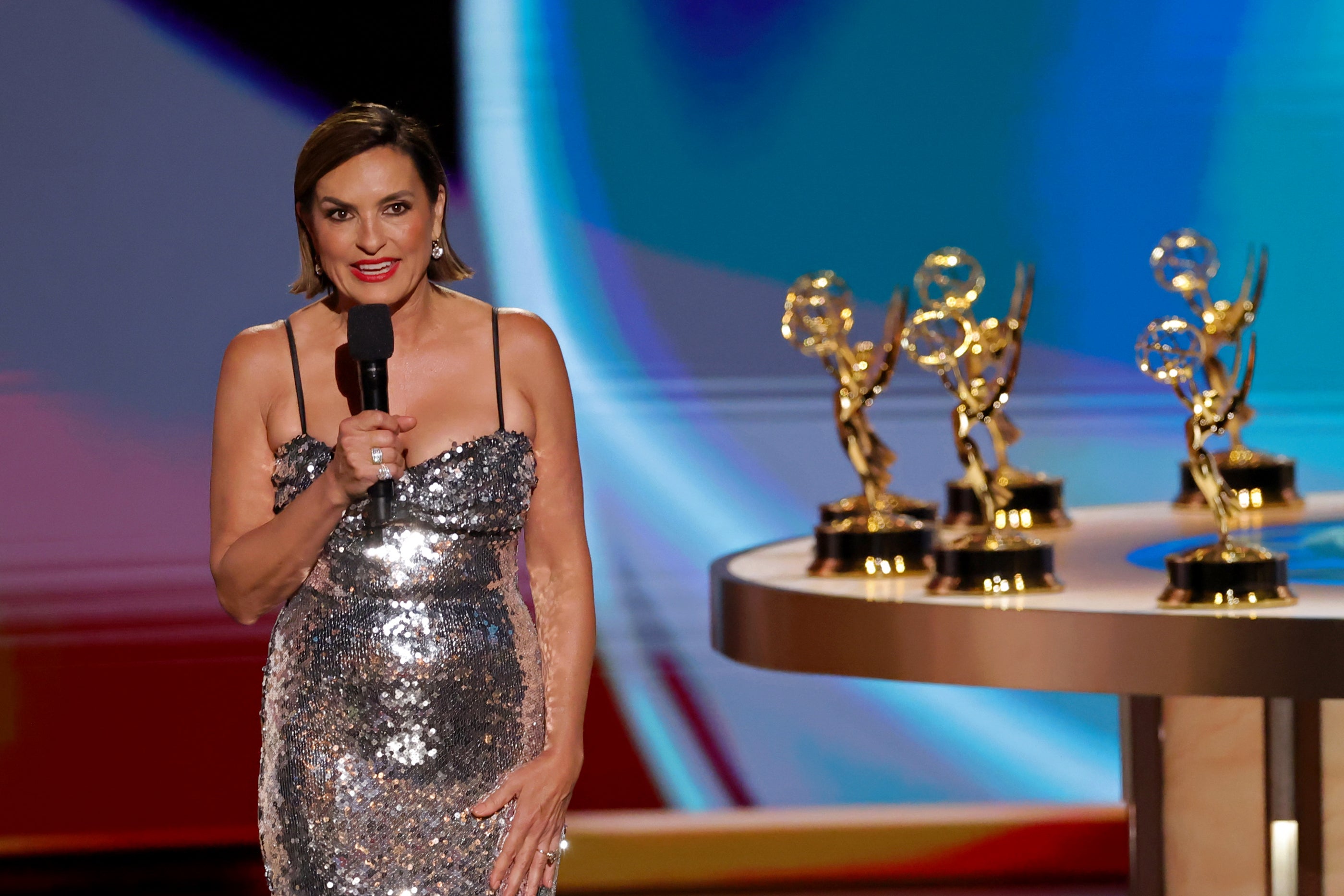 Mariska Hargitay condujo una ceremonia de los Emmy bastante deslucida, que recurrió demasiado a bromas sobre sus 27 años en ‘La ley y el orden: Unidad de Víctimas Especiales’