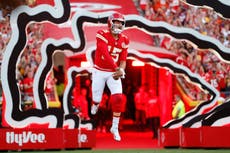 Patrick Mahomes brilla con su rodilla operada en paliza inaugural de Chiefs a Broncos
