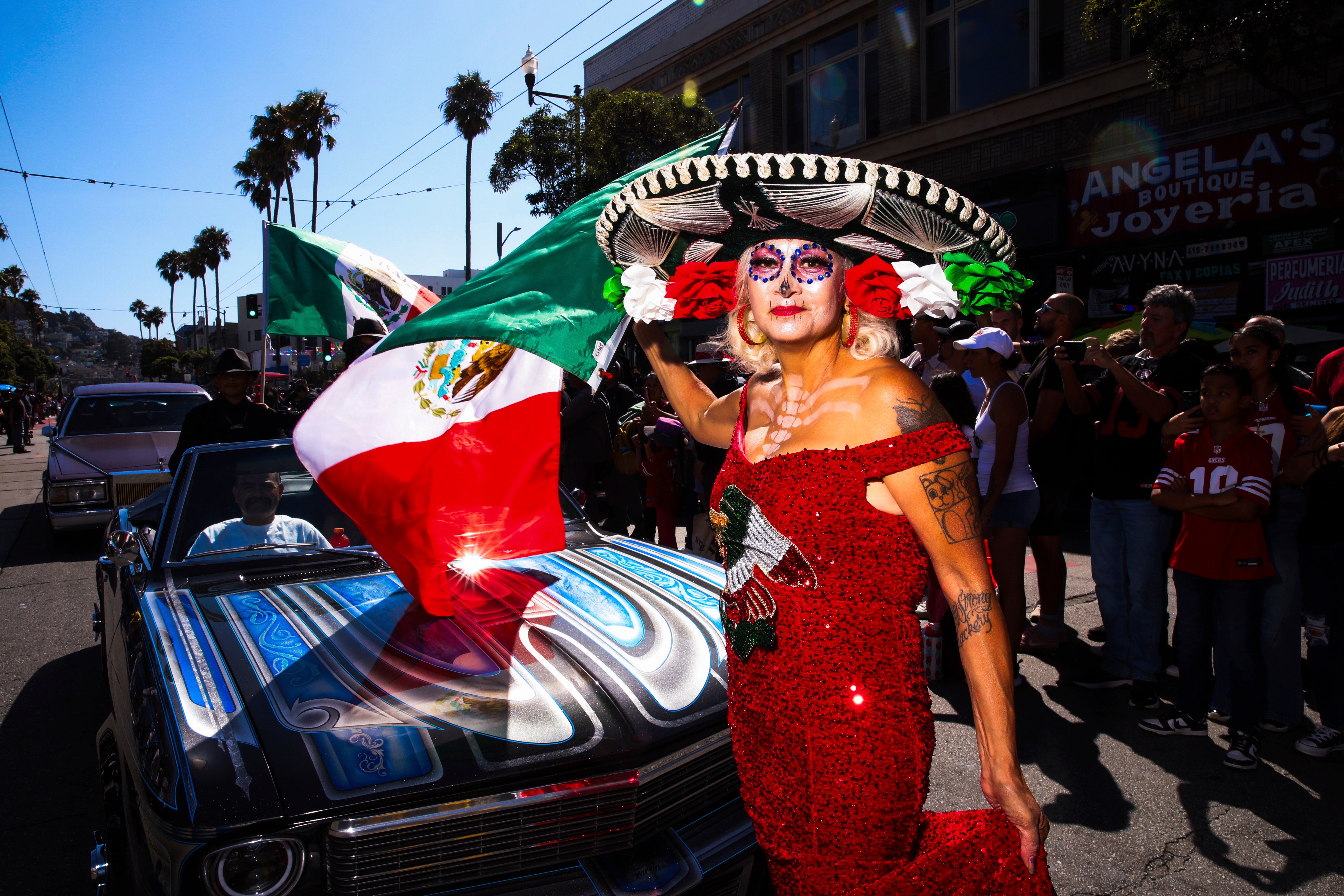 Lydia Rioss, de Sacramento, posa para una foto durante “King of the Streets”, el primer desfile de ‘lowriders’ del mundo transmitido por televisión y en línea, organizado como parte del Mes Nacional de la Herencia Latina e Hispana, en el distrito Mission de San Francisco, el 20 de septiembre de 2025