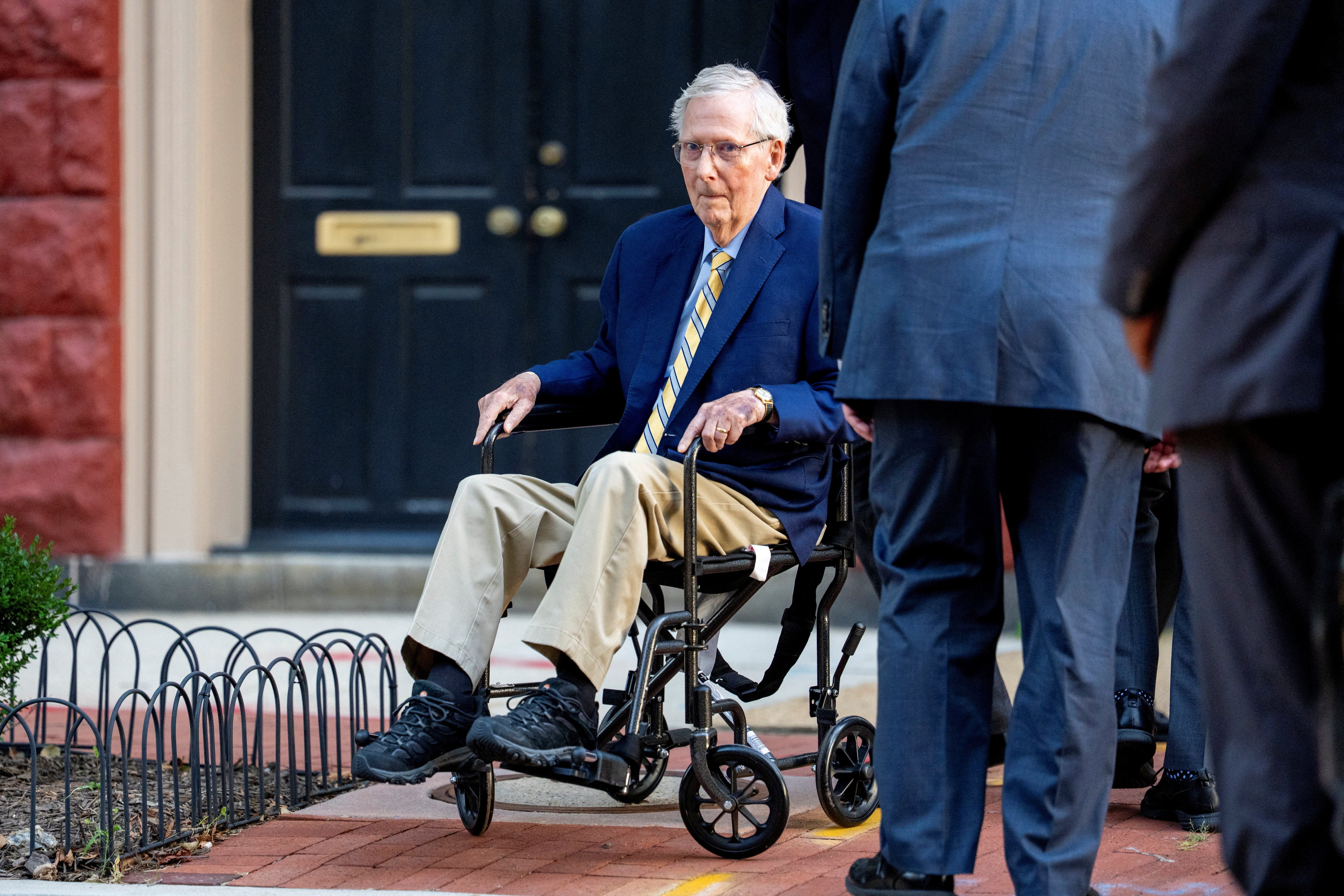El senador por Kentucky Mitch McConnell regresó el lunes al Capitolio tras tres meses de ausencia, luego de ser hospitalizado este verano por una caída y un cuadro de neumonía