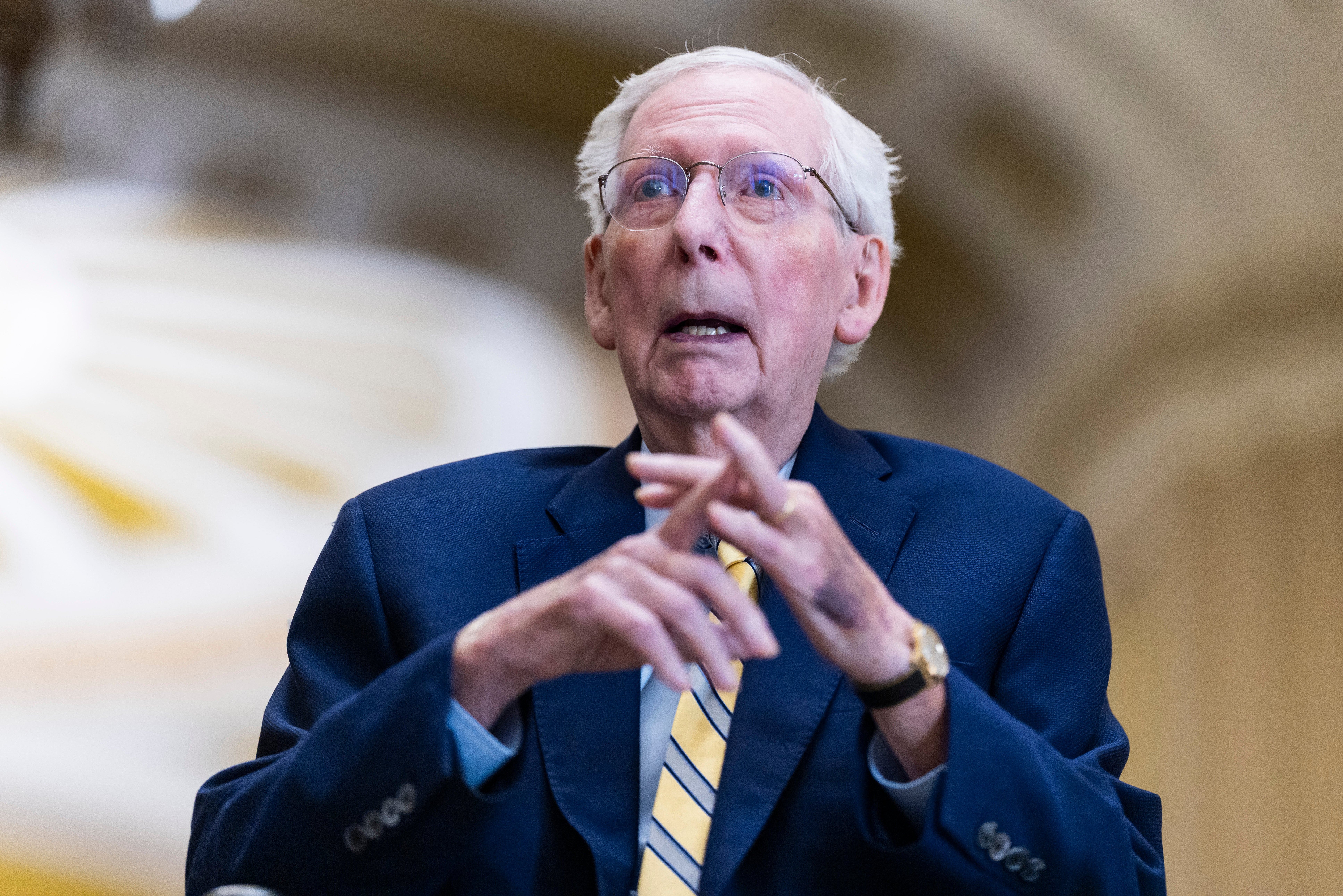 McConnell regresó al Capitolio para emitir su voto durante la decisión del Senado sobre una nominación para cubrir una vacante en un tribunal federal de distrito de Ohio