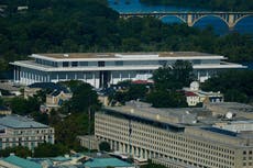 Junta del Centro Kennedy vota por cerrar debido a crisis financiera y disputa sobre nombre de Trump