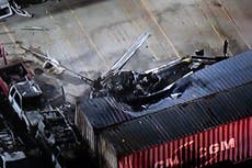 Helicóptero se estrella y mata a 3 personas cerca de choque de autobús en Los Ángeles