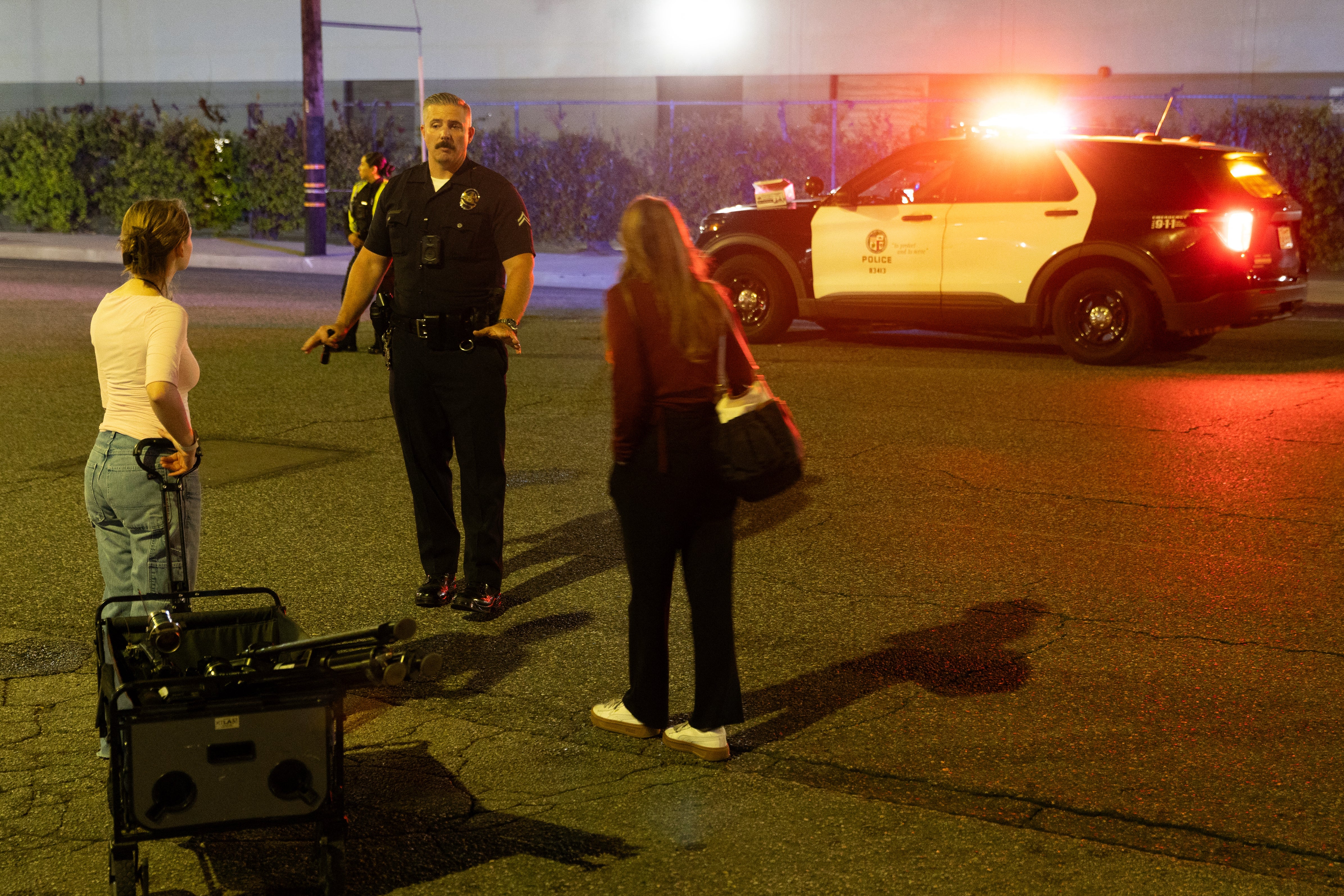 Un agente de la Policía de Los Ángeles atiende a la prensa cerca del lugar del accidente