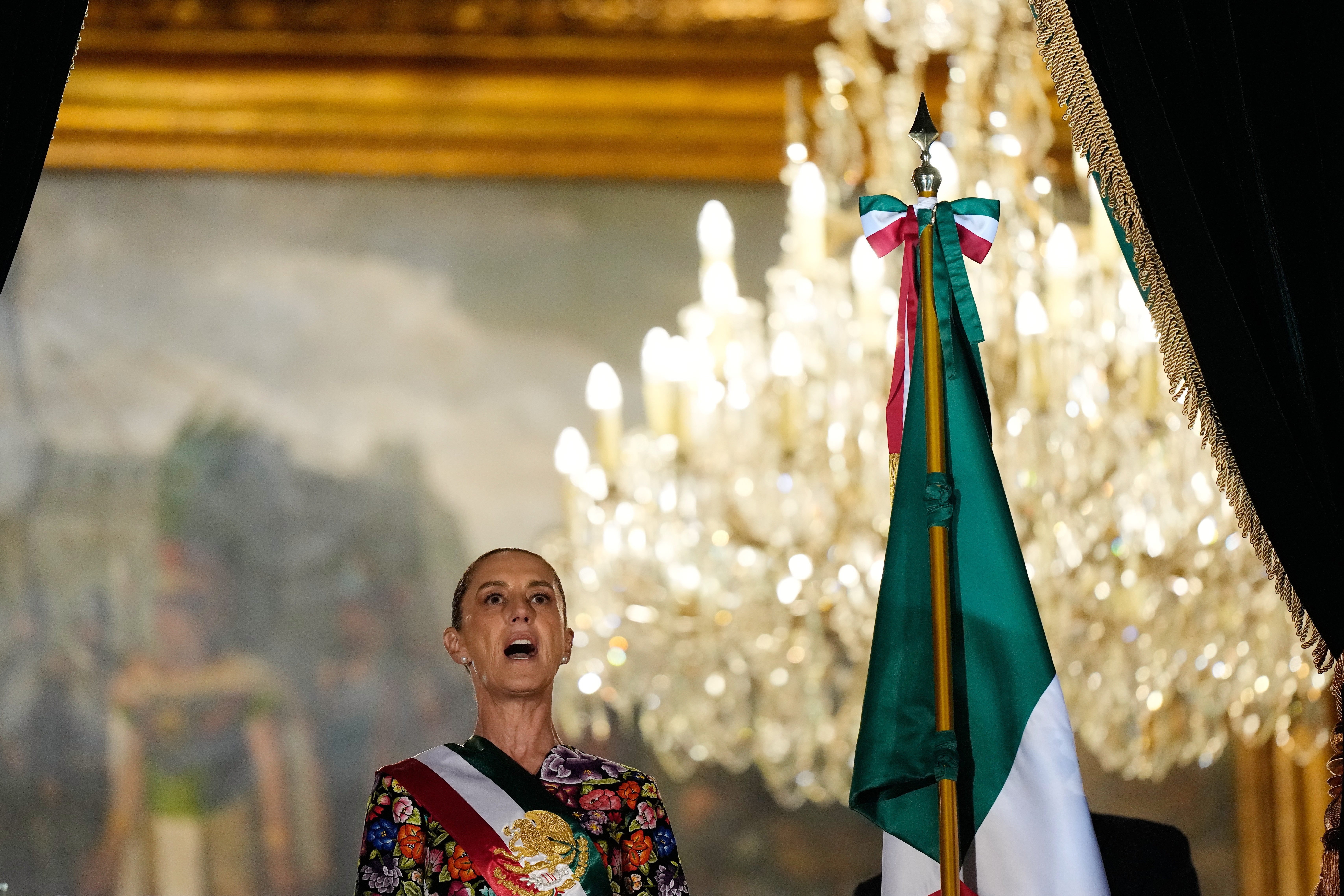 Sheinbaum defiende la soberanía y recuerda a migrantes en celebración de independencia de México