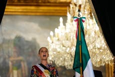 Sheinbaum defiende la soberanía y recuerda a migrantes en celebración de independencia de México