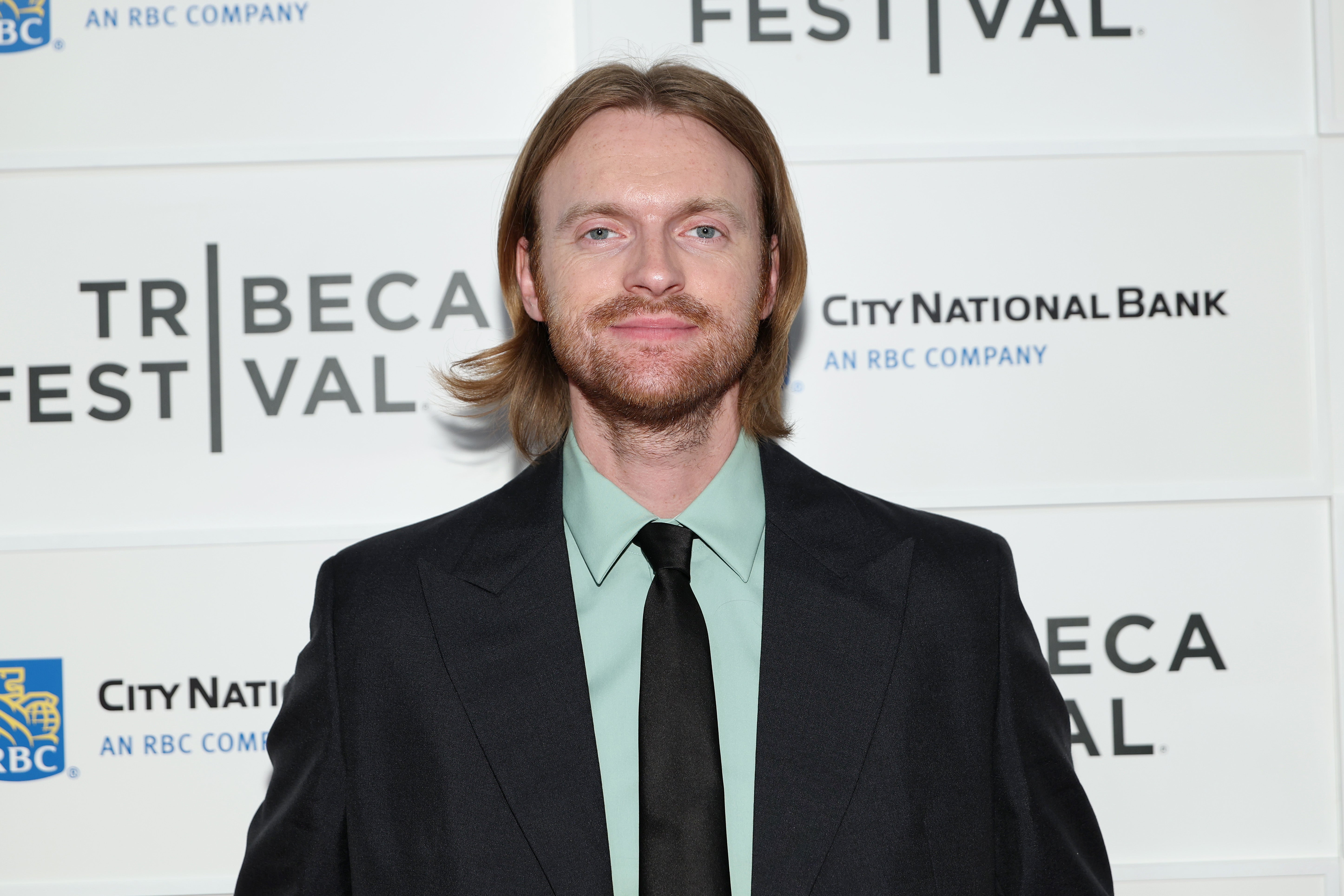 El cantautor Finneas es uno de los artistas que abandonaron la gira de Sheeran