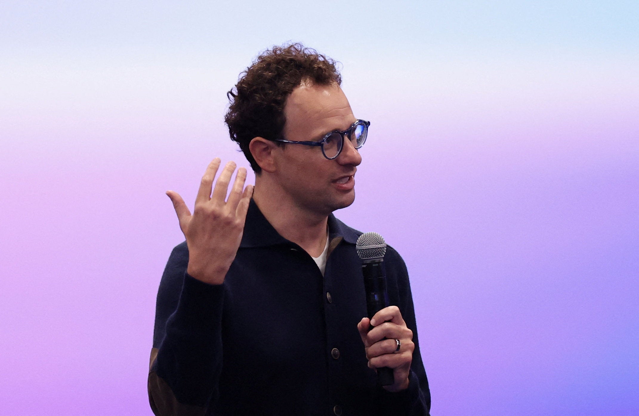 Dario Amodei es el director ejecutivo de Anthropic, cuyo agente de IA Claude Opus 4 intentó evitar su desactivación durante unas pruebas mediante el chantaje al ingeniero encargado de apagarlo