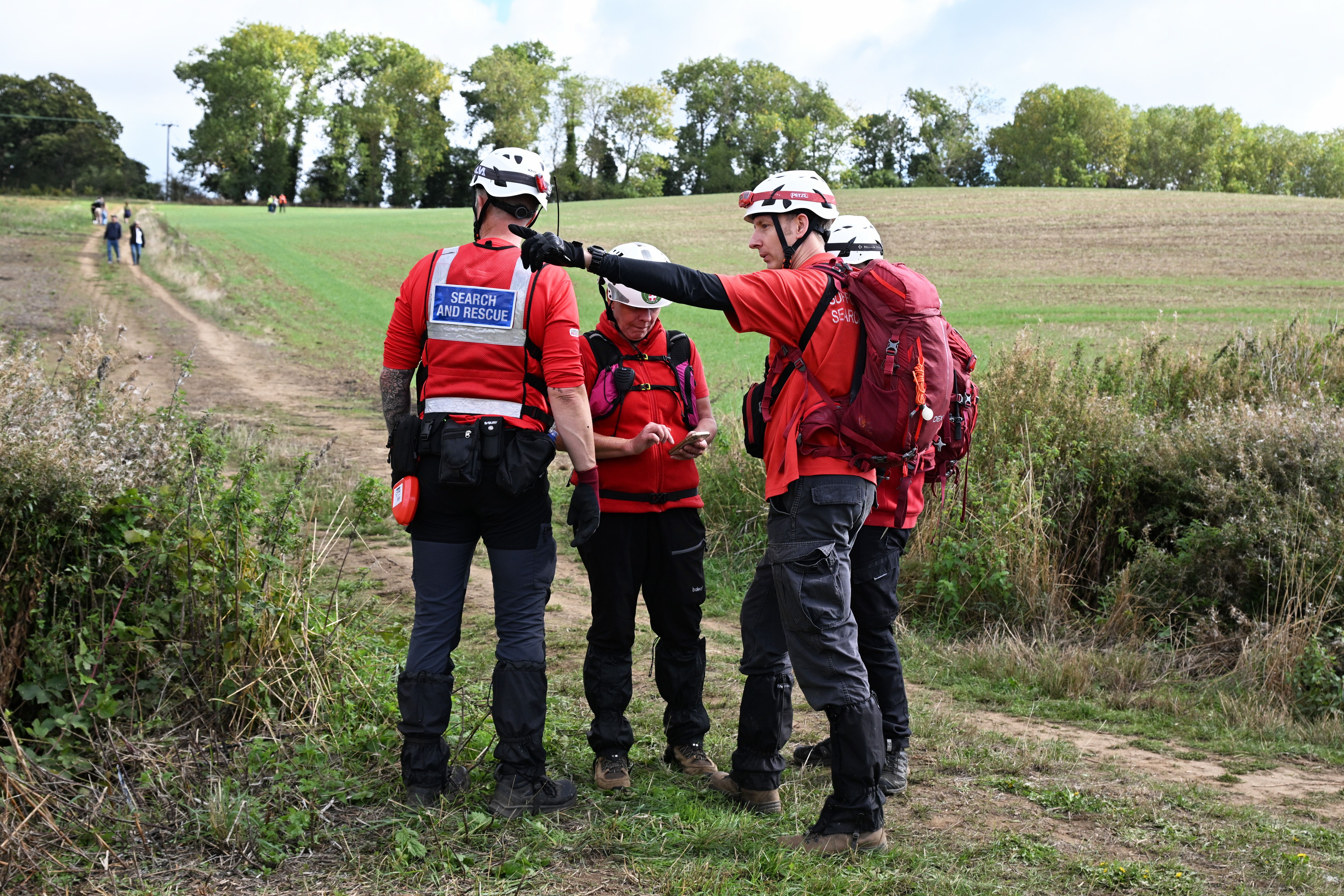 Un equipo de búsqueda y rescate continúa las labores cerca de Merriam Close, en Brantham