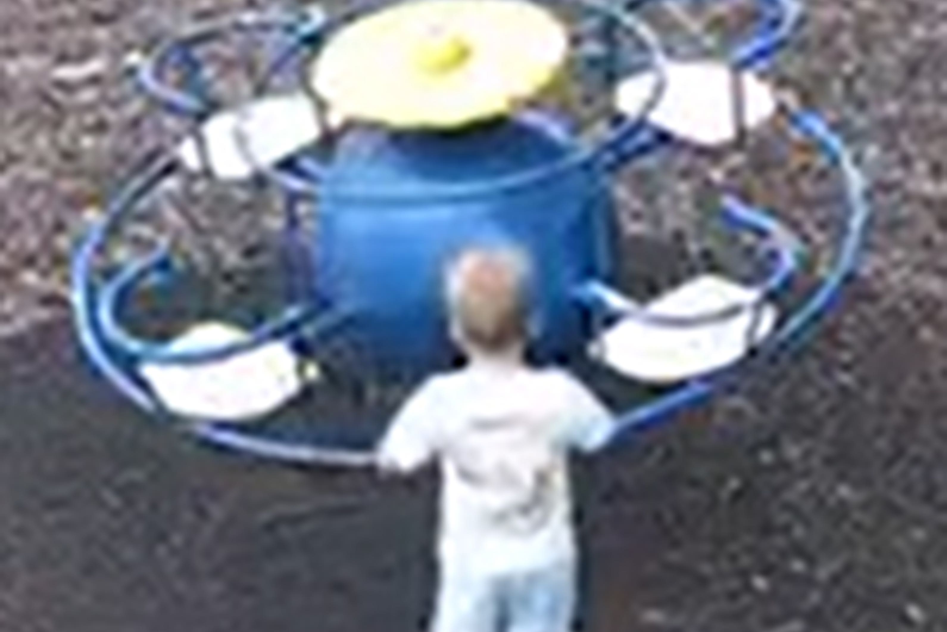Noah jugando en el parque antes de desaparecer