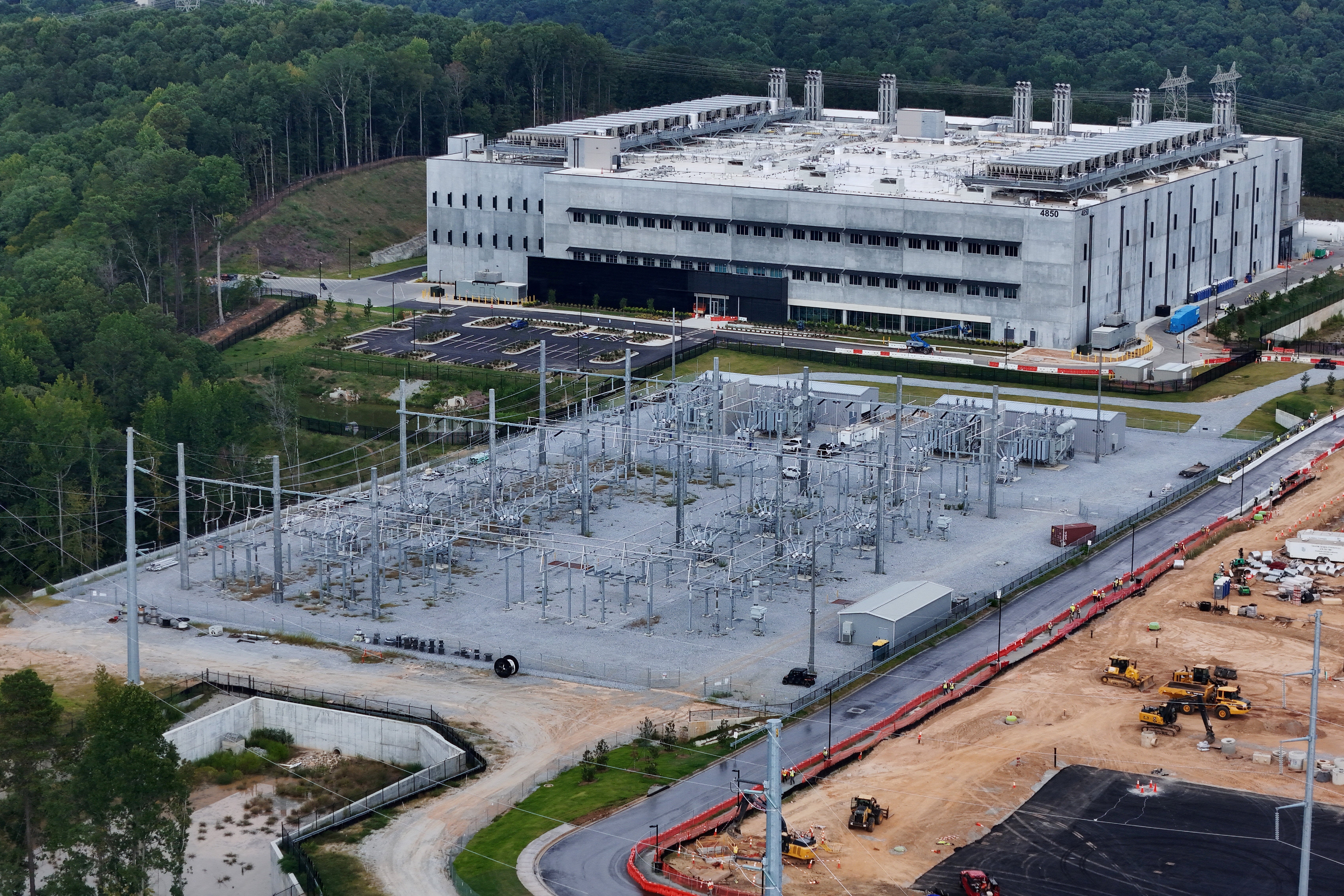 Las encuestas muestran que los estadounidenses se oponen en gran medida a la construcción de centros de datos en sus comunidades, como el que aparece en esta imagen en obras en Union City, Georgia, el 1 de septiembre