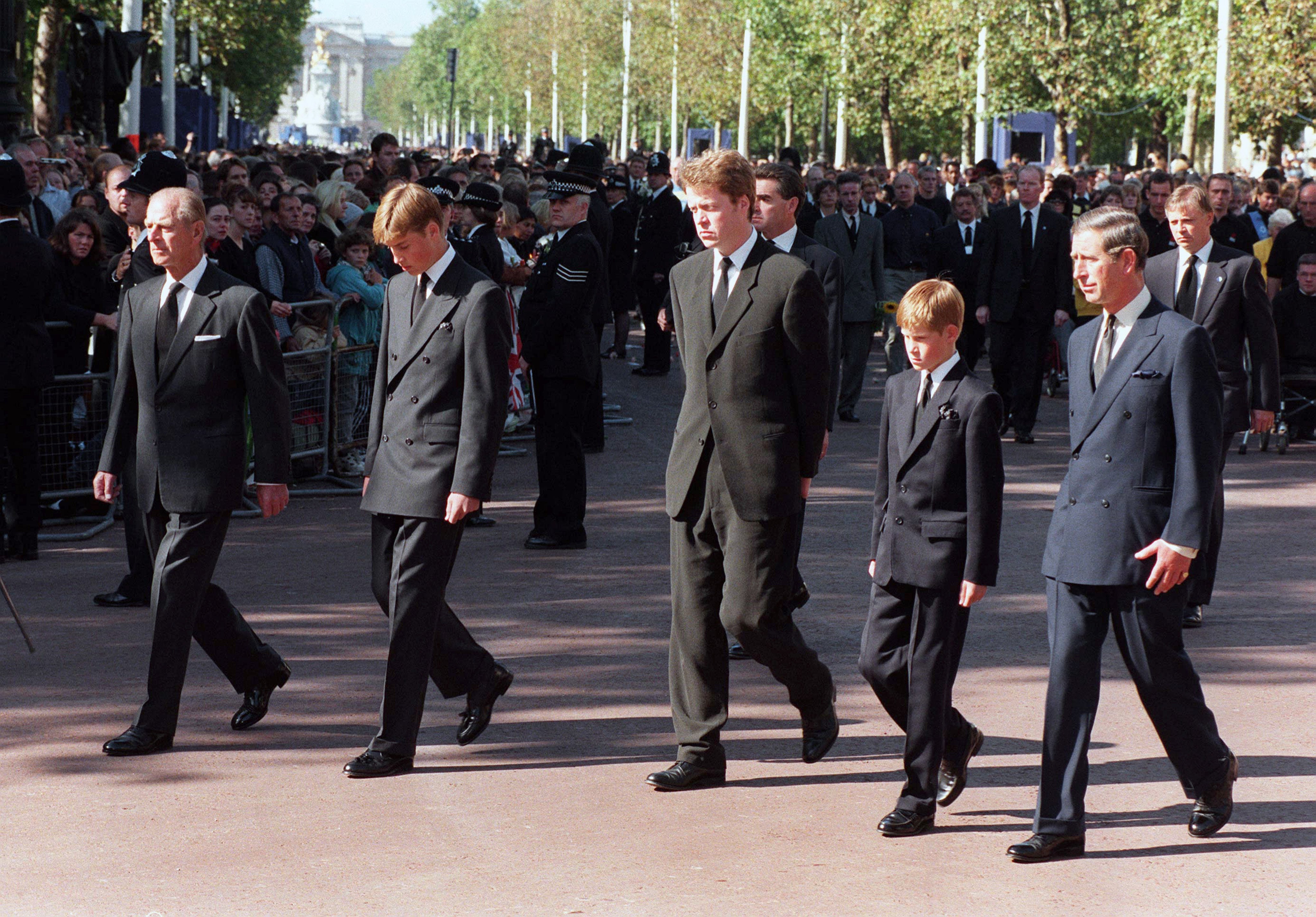 El entonces duque de Edimburgo, William, el conde Spencer, Harry y Carlos durante el cortejo fúnebre hacia la Abadía de Westminster