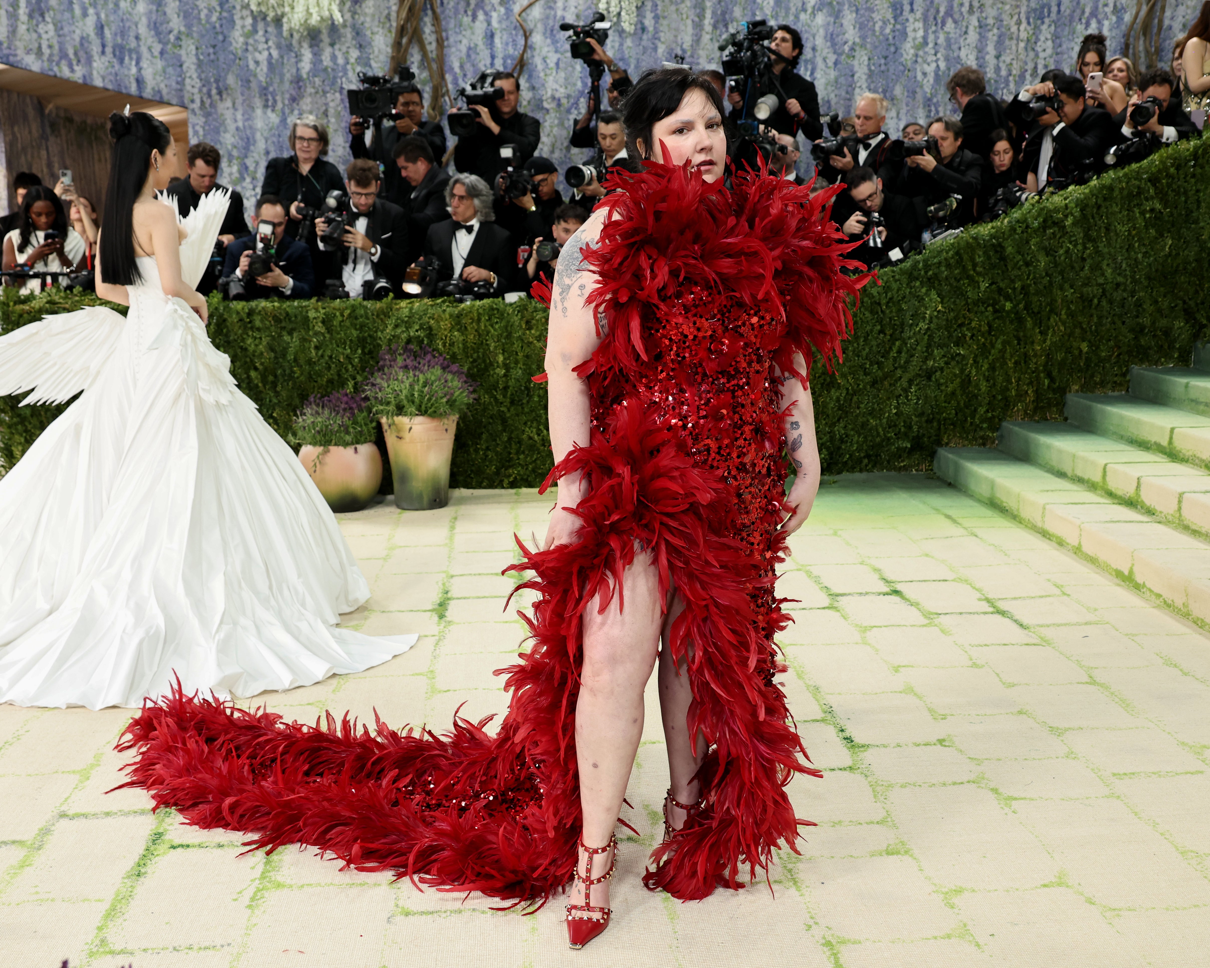 Lena Dunham, en la Met Gala de 2026, dio la bienvenida a una hija mediante gestación subrogada junto a su esposo, Luis Felber