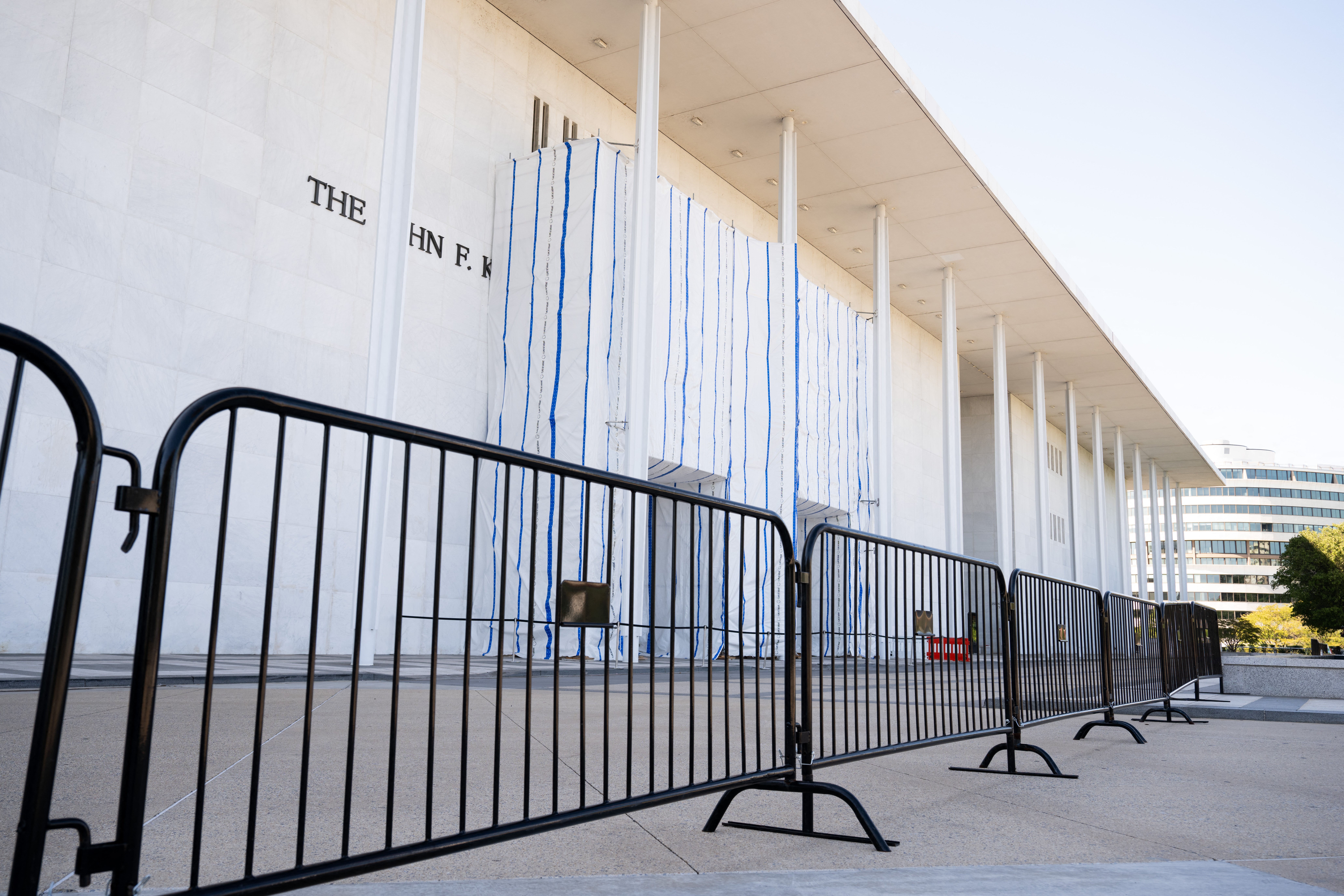Instalan vallas alrededor del Kennedy Center un día después de que la junta directiva controlada por Donald Trump, quien la preside, votara a favor de cerrarlo
