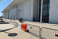 Vallas rodean el edificio principal del Centro Kennedy tras voto de junta afín a Trump para cerrarlo