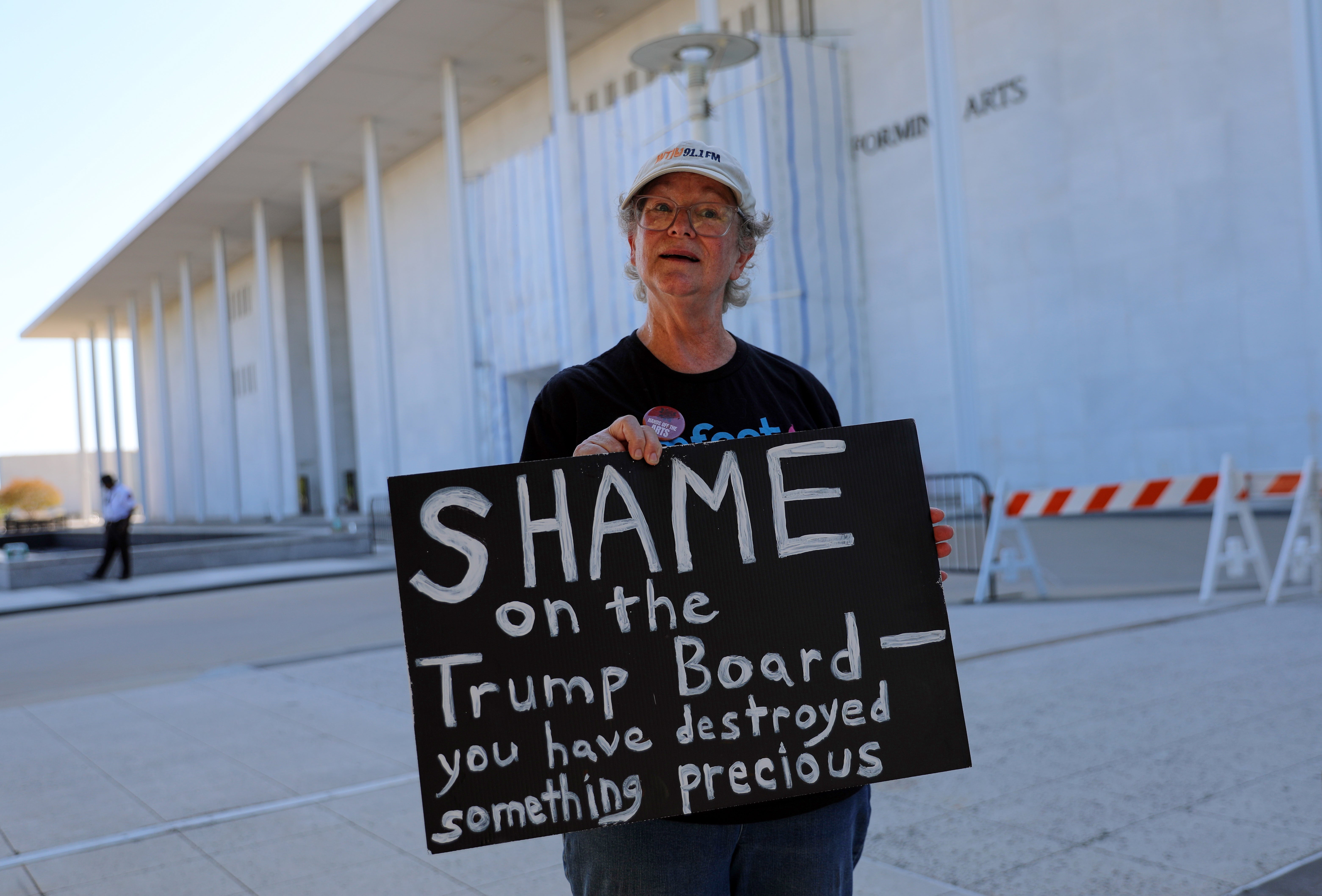 Laura Bligh teme que la administración Trump termine llevando una “bola de demolición” al Kennedy Center, después de que su junta directiva, controlada por aliados del presidente, votara a favor de cerrar el edificio tras fracasar el intento de rebautizarlo en su honor
