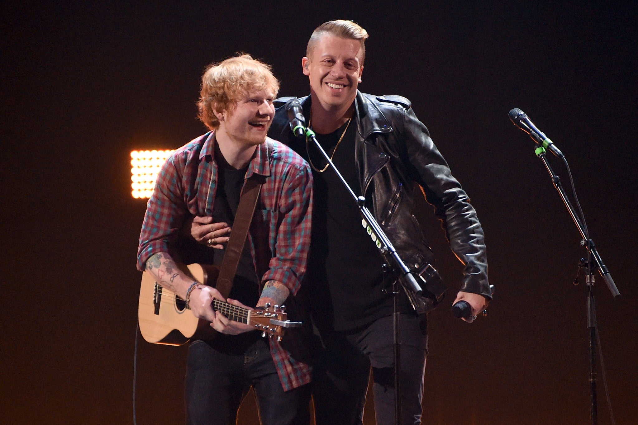 Sheeran y Macklemore se presentan juntos en 2014