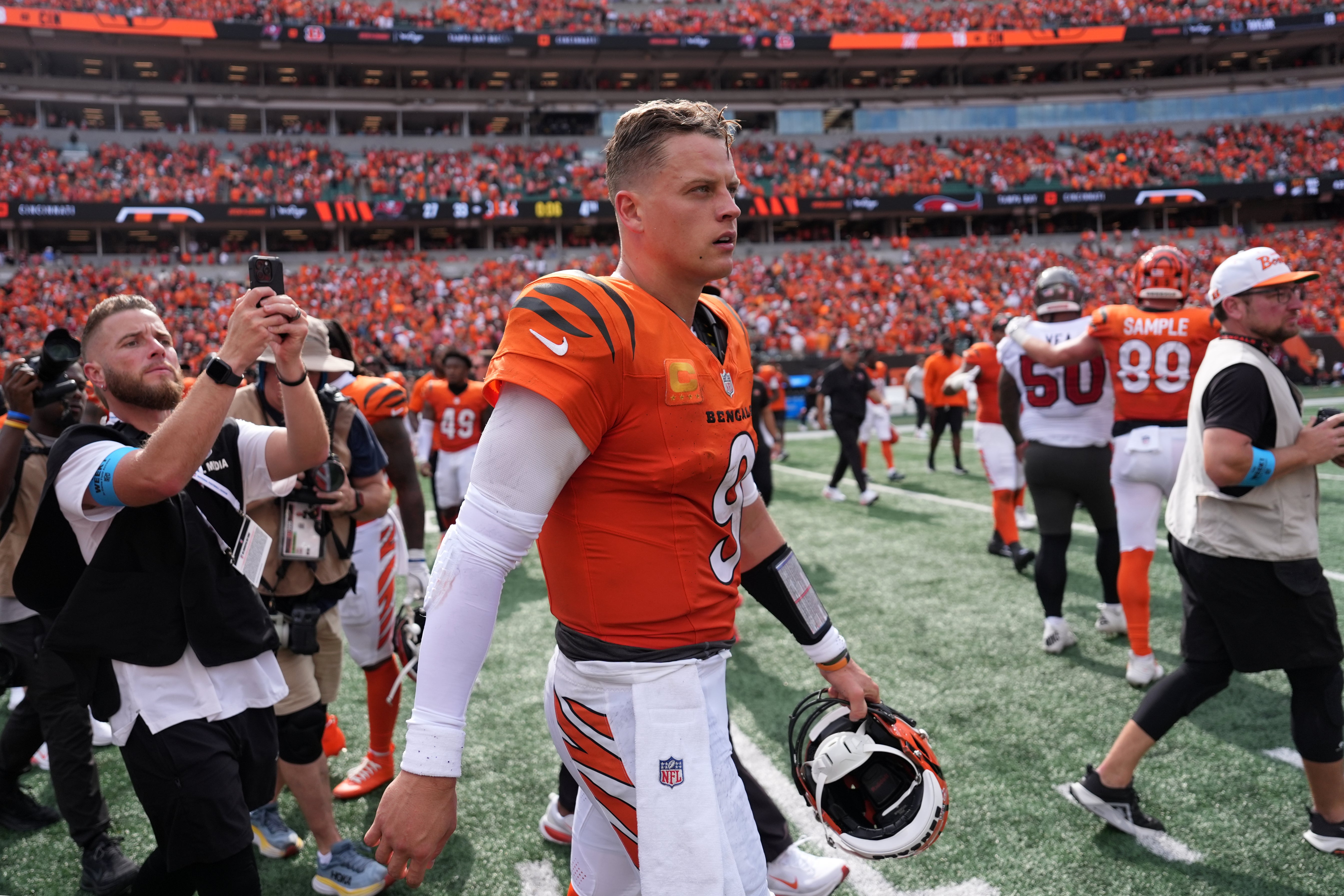 Joe Burrow estuvo limitado en práctica de Bengals por rigidez en la espalda