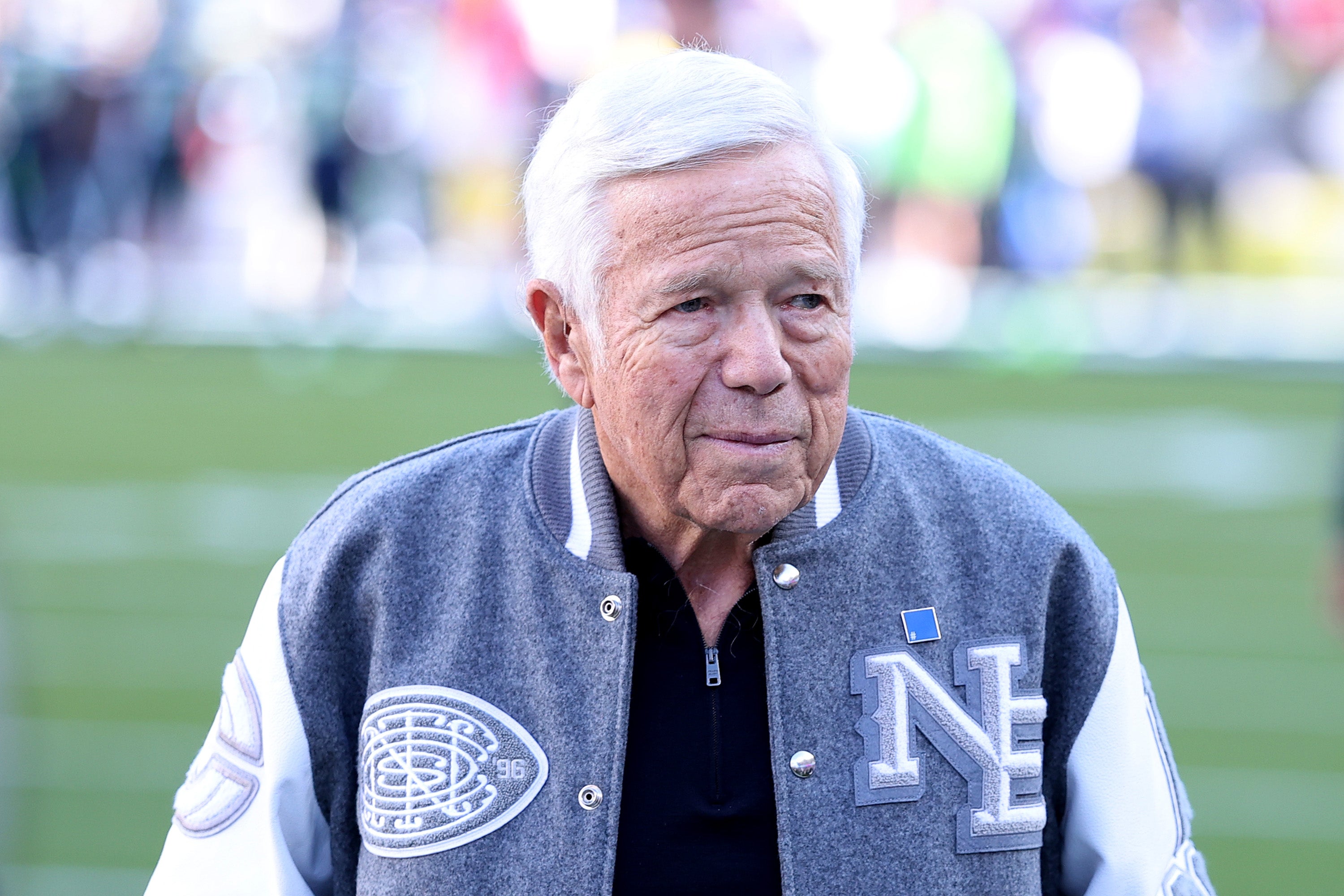 Robert Kraft, propietario del Gillette Stadium, ocupa un papel central en la polémica en torno a la gira de Ed Sheeran, ya que llamó personalmente al cantante para comunicarle que no se permitiría a Macklemore actuar en su recinto