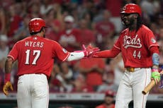 De La Cruz pega un jonrón de 2 carreras y los Rojos aplazan festejo de Dodgers al ganar 6-2