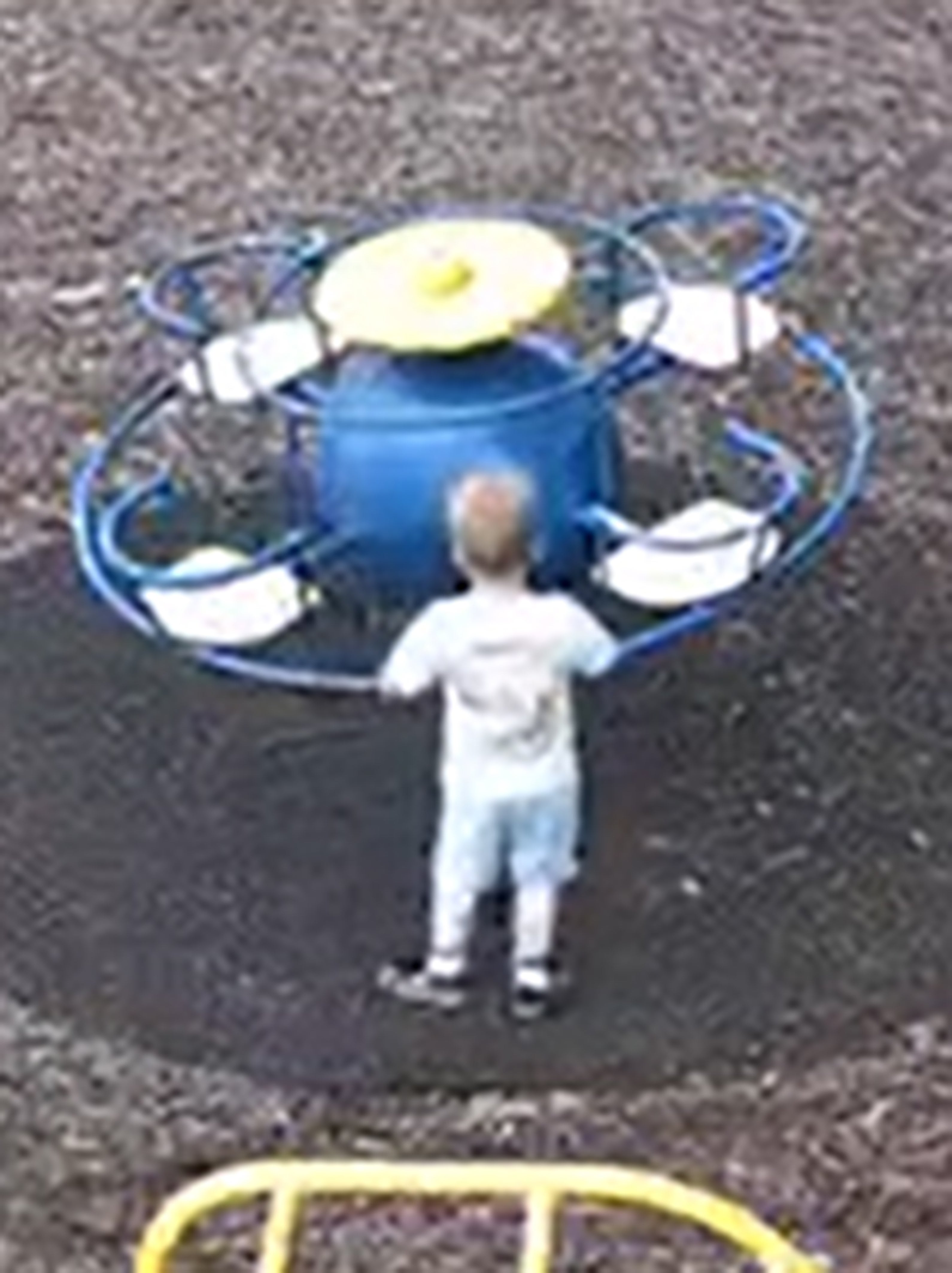 Noah Woods, de tres años, jugaba en un parque infantil antes de desaparecer el martes